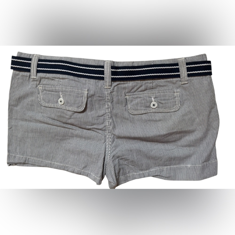 So sz juniors shorts in a blue and white pinstripe pockets EUC Like new w belt - Picture 3 of 5